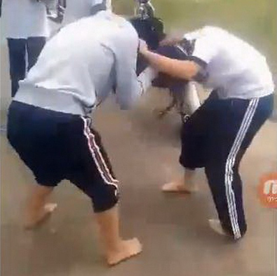 Xích mích nhỏ, 2 nữ sinh lao vào đánh nhau như đấu võ - Ảnh 1.