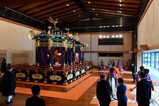Nhật hoàng Naruhito chính thức lên ngôi - Ảnh 9.