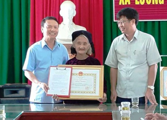Cụ bà 83 tuổi xin thoát nghèo được Chủ tịch tỉnh Thanh Hóa tặng bằng khen - Ảnh 2.