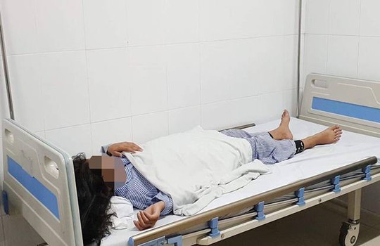 Sau mũi tiêm filler nâng mũi giá 2 triệu đồng trả góp, bé gái 13 tuổi hỏng một mắt - Ảnh 2.