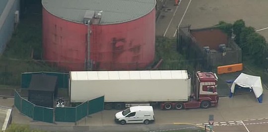 Phát hiện kinh hoàng: 39 thi thể trên xe container tại khu công nghiệp - Ảnh 2.