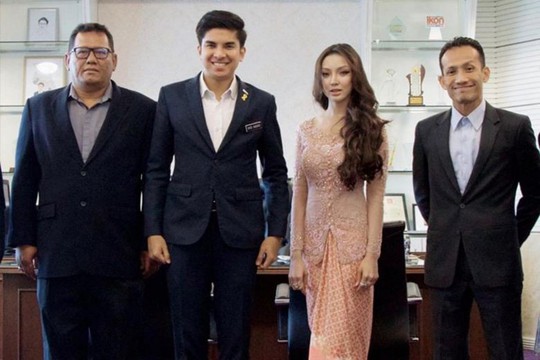 Người đẹp bí ẩn đứng cạnh bộ trưởng trẻ nhất Malaysia là ai? - Ảnh 1.