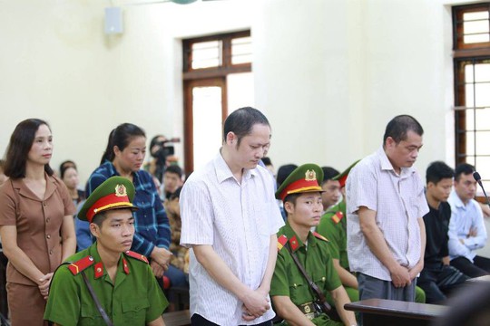 Gian lận thi cử ở Hà Giang: Tòa kiến nghị Bộ Công an điều tra có hay không việc đưa và nhận hối lộ - Ảnh 7.
