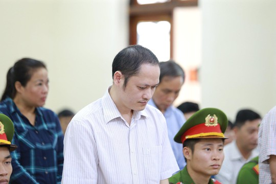 Gian lận thi cử ở Hà Giang: Tòa kiến nghị Bộ Công an điều tra có hay không việc đưa và nhận hối lộ - Ảnh 9.