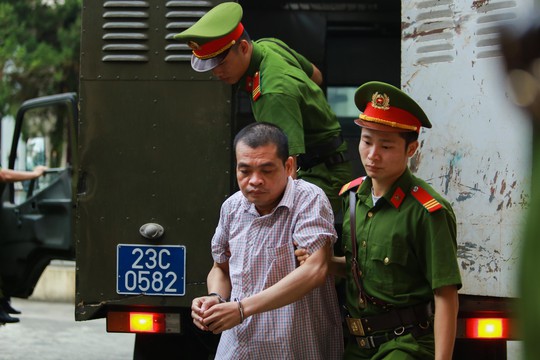 Gian lận thi cử ở Hà Giang: Tòa kiến nghị Bộ Công an điều tra có hay không việc đưa và nhận hối lộ - Ảnh 2.