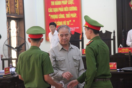 Đầu bạc trắng ra tòa, cựu hiệu trưởng dâm ô hàng loạt nam sinh 13-15 tuổi nhận 8 năm tù - Ảnh 2.
