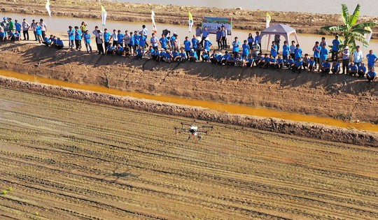 Nông dân sẵn sàng chi 200-300 triệu đồng mua máy bay phun thuốc - Ảnh 1.