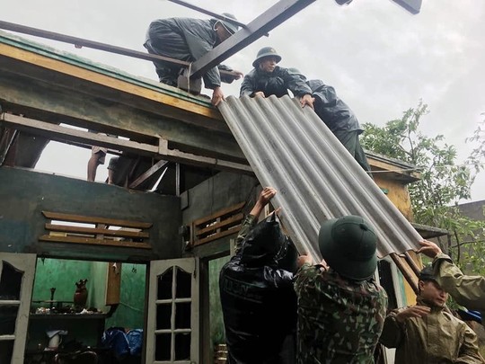 Quảng Ngãi: Giải cứu 5 người bị mắc kẹt giữa dòng nước lũ - Ảnh 3.