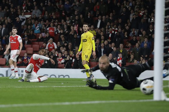 Sao 18 tuổi bùng nổ, Arsenal lên ngôi đỉnh bảng Europa League - Ảnh 4.