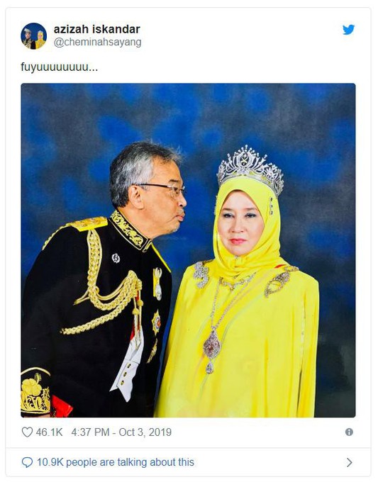 Hoàng hậu Malaysia bị “cướp” nụ hôn - Ảnh 2.