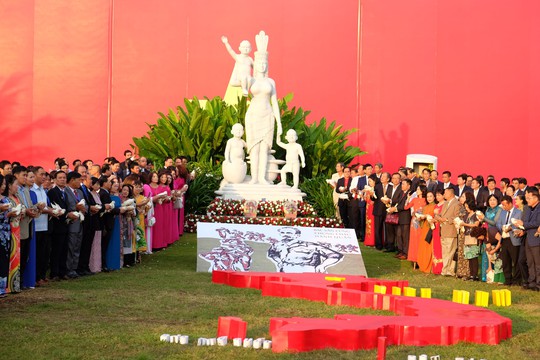 Doanh nhân ba miền cùng chào cờ dưới tượng đài Mẹ Việt Nam tại Đà Nẵng - Ảnh 5.