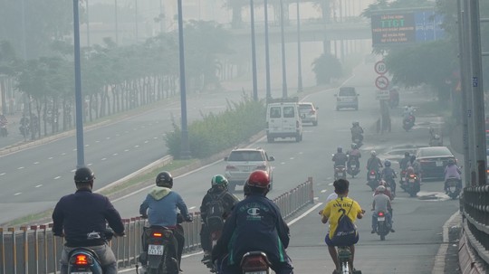 Bầu trời mù mịt đến khó tin ở đại lộ Võ Văn Kiệt sáng 6-10 - Ảnh 9.