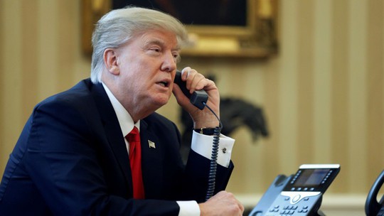 Trợ lý bất an mỗi khi ông Trump điện đàm - Ảnh 1.