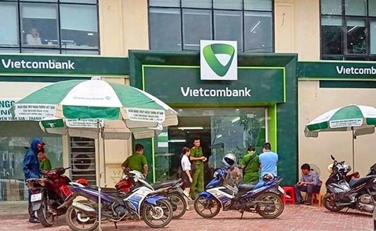 Điều tra động cơ cựu trung úy công an bịt mặt, nổ 3 phát súng tại chi nhánh Vietcombank - Ảnh 1.