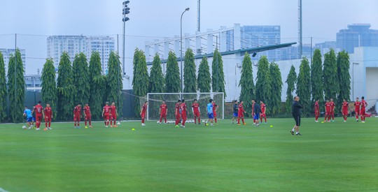 Cận cảnh buổi tập nghiêm túc song thoải mái của đội tuyển bóng đá Việt Nam - Ảnh 5.