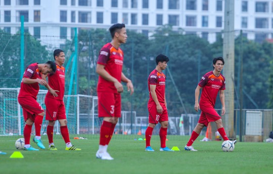 Cận cảnh buổi tập nghiêm túc song thoải mái của đội tuyển bóng đá Việt Nam - Ảnh 8.