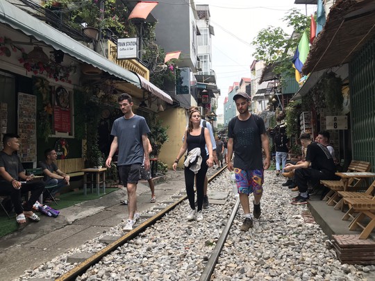 Du khách chật kín những quán cà phê đường tàu trước ngày bị “xoá sổ” - Ảnh 4.
