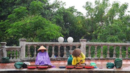 Khoảnh khắc mưa lãng mạn ở Huế - Ảnh 35.