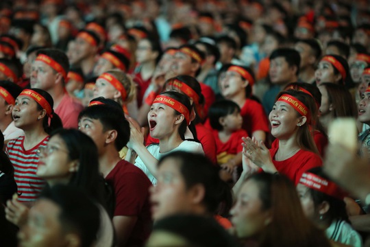 CĐV Việt Nam vỡ òa với siêu phẩm của Tiến Linh - Ảnh 7.
