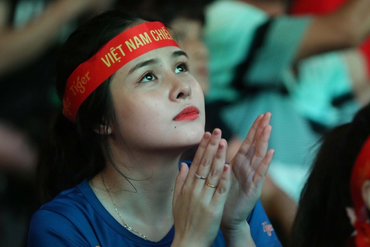 CĐV Việt Nam vỡ òa với siêu phẩm của Tiến Linh - Ảnh 11.
