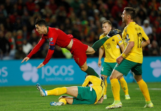 Ronaldo lập hat-trick giúp Bồ Đào Nha đè bẹp Lithuania - Ảnh 4.
