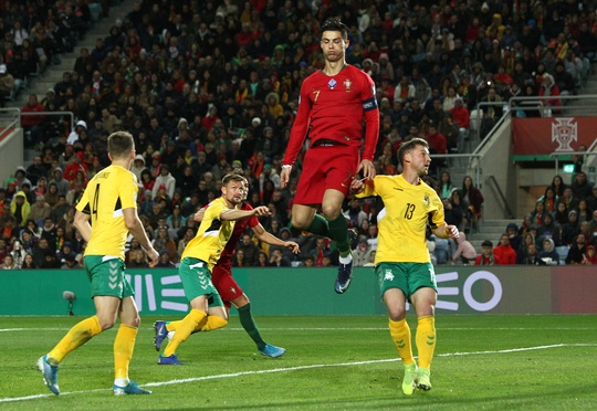 Ronaldo lập hat-trick giúp Bồ Đào Nha đè bẹp Lithuania - Ảnh 1.