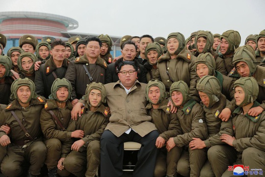 Mỹ-Hàn hoãn tập trận, ông Kim Jong-un thị sát tập trận lớn - Ảnh 1.