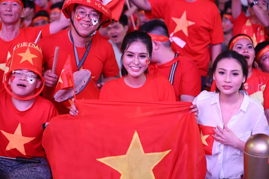 Trận Việt Nam - Thái Lan: Cổ động viên nhuộm đỏ phố đi bộ Nguyễn Huệ - Ảnh 1.