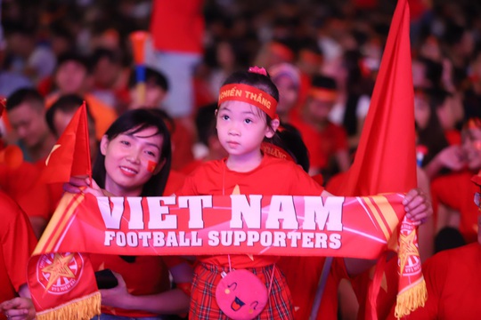 Trận Việt Nam - Thái Lan: Cổ động viên nhuộm đỏ phố đi bộ Nguyễn Huệ - Ảnh 7.