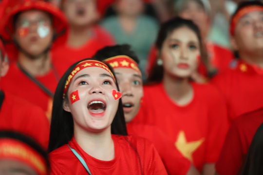 Trận Việt Nam - Thái Lan: Cổ động viên nhuộm đỏ phố đi bộ Nguyễn Huệ - Ảnh 15.