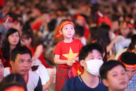 Trận Việt Nam - Thái Lan: Cổ động viên nhuộm đỏ phố đi bộ Nguyễn Huệ - Ảnh 10.
