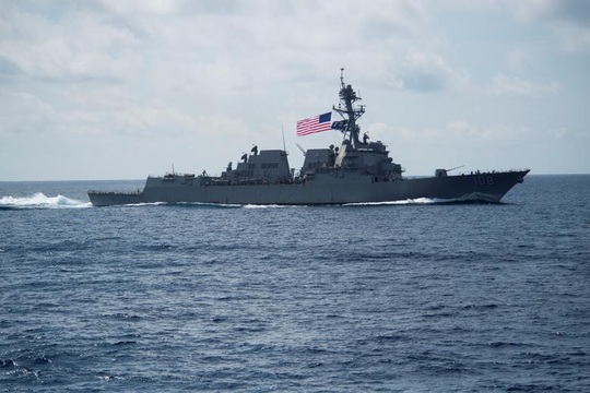 Tàu chiến Mỹ liên tiếp áp sát đảo phi pháp của Trung Quốc trên biển Đông - Ảnh 2.
