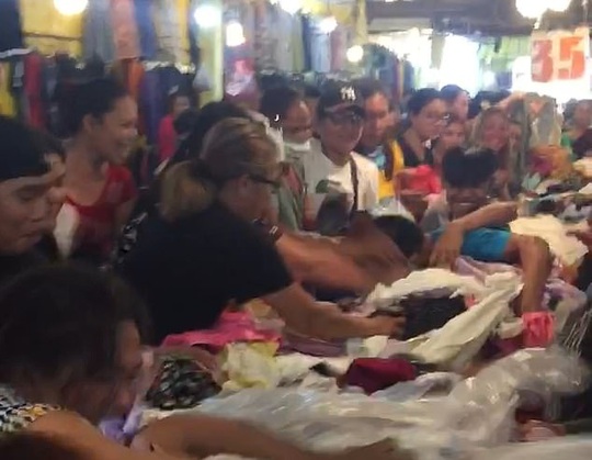 Kinh hoàng cảnh khách hàng giành giật quần áo ở chợ Philippines - Ảnh 2.