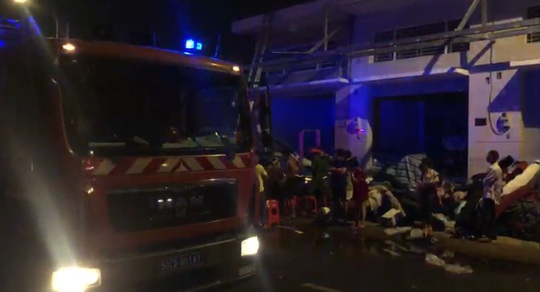 TP HCM: Cửa hàng vải ở Tân Phú bốc cháy, người dân hốt hoảng kêu cứu - Ảnh 1.