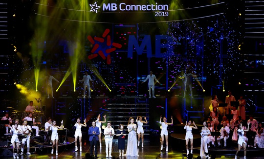 Đêm nhạc tri ân khách hàng của MB: “Khi ta 25 - Live Concert” - chạm đến trái tim khán giả - Ảnh 2.