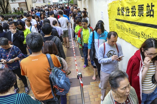 Hồng Kông: Phe thân Bắc Kinh chiếm 42/302 ghế - Ảnh 1.