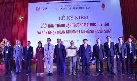 ĐH Duy Tân đón nhận Huân chương Lao động hạng Nhất - Ảnh 1.