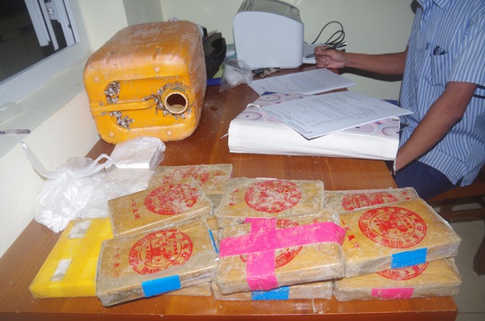 NÓNG: Hàng chục bánh heroin có chữ Trung Quốc trôi vào biển Quảng Nam - Ảnh 8.