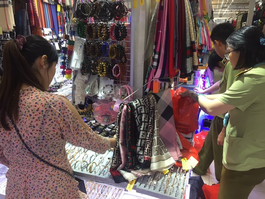Quản lý thị trường đồng loạt kiểm tra ở chợ Bến Thành và Sài Gòn Square - Ảnh 6.