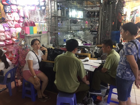 Quản lý thị trường đồng loạt kiểm tra ở chợ Bến Thành và Sài Gòn Square - Ảnh 14.