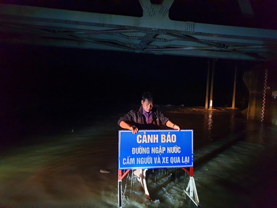Lo ngại bão số 6 giật mạnh, Phú Yên, Bình Định cho học sinh nghỉ học - Ảnh 2.