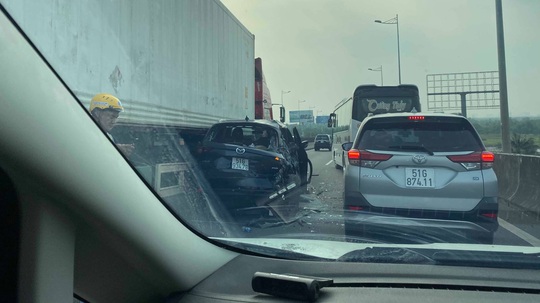 Tai nạn liên hoàn giữa 4 ôtô, cao tốc TP HCM - Long Thành - Dầu Giây kẹt cứng - Ảnh 1.