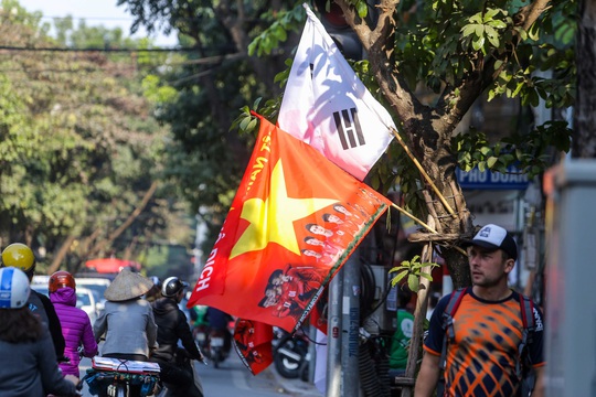 Màu cờ sắc áo đã tràn ngập khắp phố trước trận chung kết SEA Games 30 - Ảnh 10.