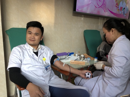 Trước khi vào phòng mổ, nhiều bác sĩ vẫn hào hứng hiến máu cứu người bệnh - Ảnh 10.