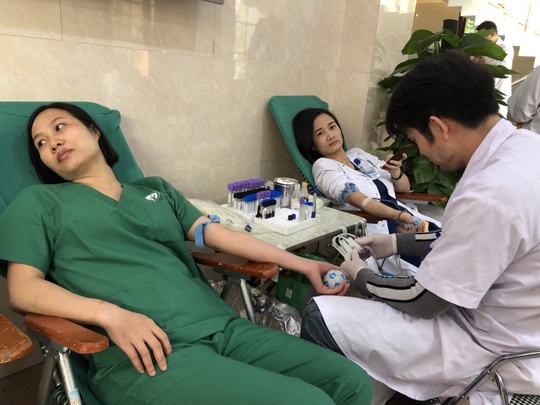 Trước khi vào phòng mổ, nhiều bác sĩ vẫn hào hứng hiến máu cứu người bệnh - Ảnh 11.