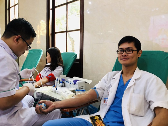 Trước khi vào phòng mổ, nhiều bác sĩ vẫn hào hứng hiến máu cứu người bệnh - Ảnh 12.