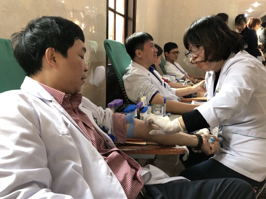 Trước khi vào phòng mổ, nhiều bác sĩ vẫn hào hứng hiến máu cứu người bệnh - Ảnh 14.