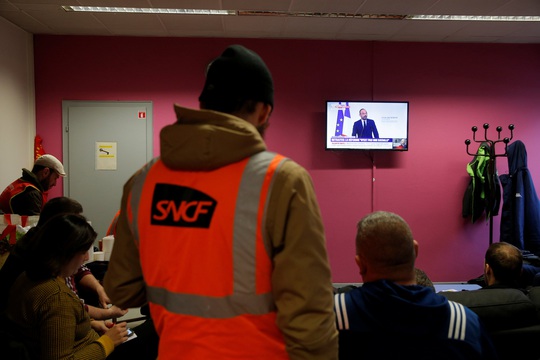 Pháp: Căng thẳng gia tăng vì chuyện lương hưu - Ảnh 1.