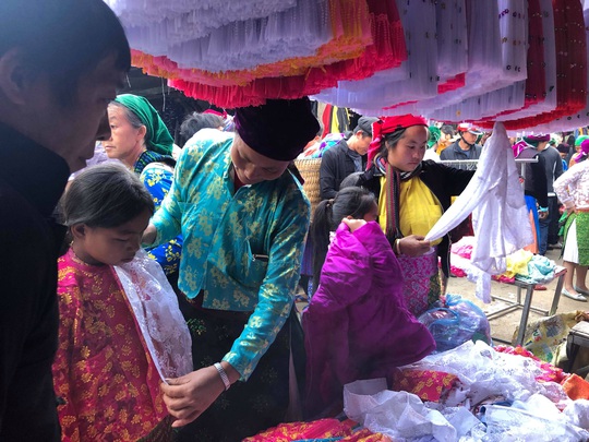 Đến Hà Giang khám phá vẻ đẹp đầy sắc màu của chợ phiên Đồng Văn - Ảnh 4.