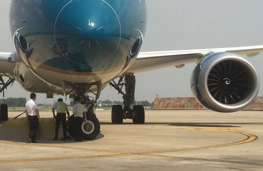 Tại sao máy bay liên tiếp bị phát hiện rách lốp tại Nội Bài? - Ảnh 1.